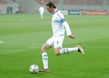 BUCHAREST, ROMANIA - NOVEMBER 22, 2011: Basel 'den Marco Streller, National Arena' daki Otel Galati ve FC Basel arasında oynanan 2011 / 12 UEFA Şampiyonlar Ligi C Grubu maçı sırasında Alexander Frei 'nin (resimde olmayan) golü için bir haç gönderdi..