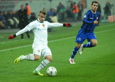 BUCHAREST, ROMANIA - NOVEMBER 22, 2011: Basel 'den Xherdan Shaqiri (L) ve Otel' den Laurentiu Iorga (R) Otelul Galati ile Ulusal Arena 'daki C Grubu arasında oynanan 2011 / 12 UEFA Şampiyonlar Ligi C Grubu maçı sırasında resmedildi.