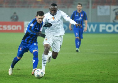 BUCHAREST, ROMANIA - NOVEMBER 22, 2011: Otelul 'dan Adrian Salageanu (L) ve Basel' den Jacques Zoua (R), Otelul Galati ile Ulusal Arena 'daki C Grubu arasında oynanan 2011 / 12 UEFA Şampiyonlar Ligi C Grubu karşılaşmasında görüntülendi..