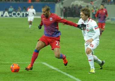BÜKREŞ, ROMANIA - 16 Şubat 2012: FCSB 'den Geraldo Alves (L) ve Twente' den Luuk de Jong (R), 2011 / 12 UEFA Avrupa Ligi 'nin FCSB ve FC Twente arasında oynanan 32.