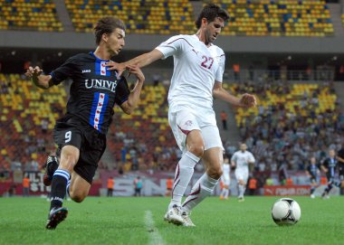 BÜKREŞ, ROMANIA - 9 AĞUSTOS 2012: Heerenveen ve Glauber 'den Filip Curiciç (L) (Glauber Leandro Honorato Berti) (R), 2012 / 13 UEFA Avrupa Ligi Rapid Bucur Ligi Üçüncü Ön eleme Turu' nun ikinci ayağı sırasında hareket halinde görüntülendi.