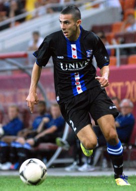 BUCHAREST, ROMANIA - 9 AĞUSTOS 2012: Heerenveen 'den Oussama Assaidi, 2012 / 13 UEFA Avrupa Ligi Üçüncü Ön eleme Turu sırasında National Arena' da Rapid Bucuresti ve FC Heerenveen arasında oynanan karşılaşma sırasında resmedildi.