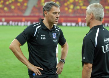 BUCHAREST, ROMANIA - 9 AĞUSTOS 2012: Marco van Basten, National Arena 'da Rapid Bucuresti ve FC Heerenveen arasında oynanan 2012 / 13 UEFA Avrupa Ligi Üçüncü Ön eleme Turu öncesinde çekilmiştir..