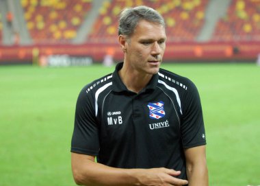 BUCHAREST, ROMANIA - 9 AĞUSTOS 2012: Marco van Basten, National Arena 'da Rapid Bucuresti ve FC Heerenveen arasında oynanan 2012 / 13 UEFA Avrupa Ligi Üçüncü Ön eleme Turu öncesinde çekilmiştir..