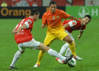 BÜKREŞ, ROMANIA - 11 AĞUSTOS 2012: Adriano (Adriano Correia Claro) (L) Barselona 'lı Dinamo Bucuresti ve FC Barcelona arasında National Arena' da oynanan sezon öncesi dostluk maçı sırasında çekilmiştir..