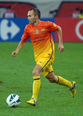 BÜKREŞ, ROMANIA - 11 AĞUSTOS 2012: Barcelona 'dan Andres Iniesta, Ulusal Arena' da Dinamo Bucuresti ile FC Barcelona arasında oynanan sezon öncesi dostluk maçı sırasında çekilmiştir..