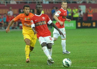 BÜKREŞ, ROMANIA - 11 AĞUSTOS 2012: Barselona 'dan Dani Alves (L), Dinamo Bucuresti ile Ulusal Arena' dan FC Barcelona arasında oynanan Pres-Eason dostluk maçı sırasında çekildi..