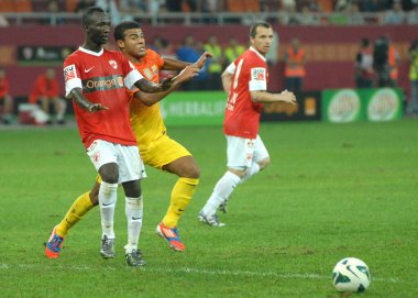 BÜKREŞ, ROMANIA - 11 AĞUSTOS 2012: Barselona 'dan Dani Alves (L), Dinamo Bucuresti ile Ulusal Arena' dan FC Barcelona arasında oynanan Pres-Eason dostluk maçı sırasında çekildi..