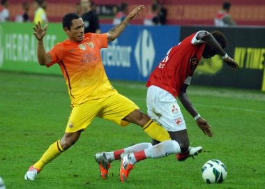 BÜKREŞ, ROMANIA - 11 AĞUSTOS 2012: Adriano (Adriano Correia Claro) (L) Barselona 'lı Dinamo Bucuresti ve FC Barcelona arasında National Arena' da oynanan sezon öncesi dostluk maçı sırasında çekilmiştir..