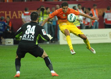 BÜKREŞ, ROMANIA - 11 AĞUSTOS 2012: Barselona 'dan İbrahim Afellay, Ulusal Arena' da Dinamo Bucuresti ile FC Barcelona arasında oynanan sezon öncesi dostluk maçı sırasında çekilmiştir..