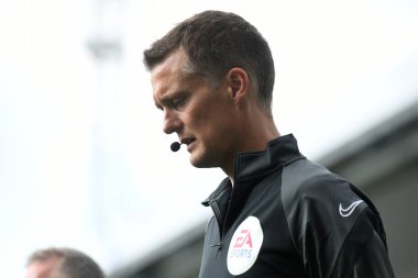 LONDON, ENGLAND - SEPTEMBER 11, 2021: Asistan hakem Timothy Wood, Crystal Palace FC ve Tottenham Hotspur FC arasında oynanan 2021 / 22 Premier Lig karşılaşması öncesinde Selhurst Park 'ta çekilmiştir. Telif Hakkı: Cosmin Iftode / Picstaff