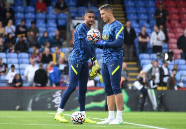 LONDON, ENGLAND - SEPTEMBER 11, 2021: Brandon Austin ve Tottenham 'dan Pierluigi Gollini, Crystal Palace FC ile Tottenham Hotspur arasında oynanan 2021 / 22 Premier League karşılaşması öncesinde, Selhurst Park' ta oynanan 4. Telif Hakkı: Cosmin Iftode / Picsta