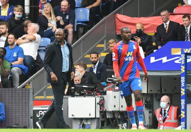 LONDON, ENGLAND - SEPTEMBER 11, 2021: Saray Müdürü Patrick Vieira ve Tyrick Kwon Mitchell, Selhurst Park 'taki Crystal Palace FC ile Tottenham Hotspur arasında oynanan 2021 / 22 Premier League maçında çekildiler. Telif Hakkı: Cosmin 