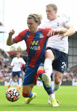 LONDON, ENGLAND - 11 Eylül 2021: Saray 'dan Conor John Gallagher ve Tottenham' dan Oliver William Skipp, Selhurst Park 'taki Crystal Palace FC ile Tottenham Hotspur arasında oynanan 2021 / 22 Premier Lig maçında çekildiler. Telif Hakkı: Çünkü