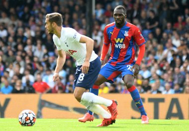 LONDON, ENGLAND - SEPTEMBER 11, 2021: Palace 'dan Christian Benteke Liolo ve Tottenham' dan Harry Billy Winks, Celhurst Park 'taki Crystal Palace FC ile Tottenham Hotspur FC arasında oynanan 2021 / 22 Premier League maçında çekildiler. Telif Hakkı: Çünkü