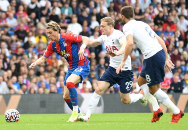 LONDON, ENGLAND - 11 Eylül 2021: Saray 'dan Conor John Gallagher ve Tottenham' dan Oliver William Skipp, Selhurst Park 'taki Crystal Palace FC ile Tottenham Hotspur arasında oynanan 2021 / 22 Premier Lig maçında çekildiler. Telif Hakkı: Çünkü