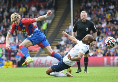 LONDON, ENGLAND - SEPTEMBER 11, 2021: Saray 'dan Conor John Gallagher ve Tottenham' dan Lucas Rodrigues Moura da Silva, Crystal Palace FC ile Selhurst Park 'taki Tottenham Hotspur FC arasında oynanan 2021 / 22 Premier Lig maçında çekildi. Anlaşıldı.