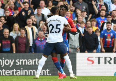 LONDON, ENGLAND - SEPTEMBER 11, 2021: Saray 'dan Dazet Wilfried Armel Zaha ve Tottenham' dan Japhet Manzambi Tanganga, Crystal Palace FC ile Tottenham Hotspur FC arasında oynanan 2021 / 22 Premier League maçında tartıştılar. Kopyala
