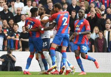 LONDON, ENGLAND - SEPTEMBER 11, 2021: Saray 'dan Dazet Wilfried Armel Zaha ve Tottenham' dan Japhet Manzambi Tanganga, Crystal Palace FC ile Tottenham Hotspur FC arasında oynanan 2021 / 22 Premier League maçında tartıştılar. Kopyala