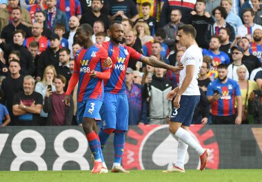 LONDON, ENGLAND - SEPTEMBER 11, 2021: Saray 'dan Jordan Pierre Ayew, Saray' dan Tyrick Kwon Mitchell ve Tottenham 'dan Sergio Reguilon, Crystal Palace FC ile Tottenham Hotspur FC arasında oynanan 2021 / 22 Premier League maçında çekildi.