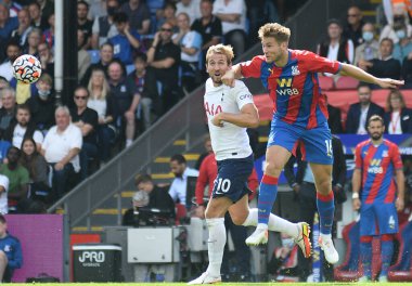 LONDON, ENGLAND - 11 Eylül 2021: Tottenham 'dan Harry Edward Kane ve Saray' dan Joachim Christian Andersen, Celhurst Park 'taki Crystal Palace FC ile Tottenham Hotspur arasında oynanan 2021 / 22 Premier League maçında çekildiler. Telif Hakkı: 