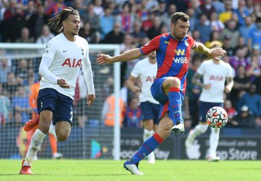 LONDON, ENGLAND - SEPTEMBER 11, 2021: Dele Alli (Tottenham 'dan Bamidele Jermaine Alli) ve Palace' dan James McFarlane McArthur, Crystal Palace FC ile Tottenham Hotspur FC arasında oynanan 2021 / 22 Premier League maçında çekildi.