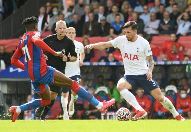 LONDON, ENGLAND - SEPTEMBER 11, 2021: Tottenham 'dan Pierre-Emile Kordt Hojbjerg ve Saray' dan Dazet Wilfried Armel Zaha, Crystal Palace FC ile Selhurst Park 'taki Tottenham Hotspur FC arasında oynanan 2021 / 22 Premier League maçında çekildi. Birlikte