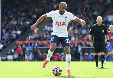 LONDON, ENGLAND - SEPTEMBER 11, 2021: Saray 'dan James McFarlane McArthur Tottenham' dan Lucas Rodrigues Moura da Silva 'nın 2021 / 22 Premier Lig maçında Crystal Palace FC ile Tottenham Hotspur FC arasında oynanan 4..