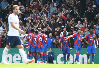 LONDON, ENGLAND - 11 Eylül 2021: Saray oyuncuları, Crystal Palace FC ile Tottenham Hotspur FC arasında oynanan 2021 / 22 Premier League maçında attıkları golü kutluyorlar.. 
