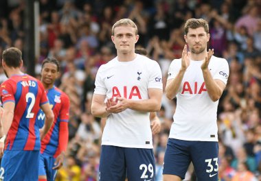 LONDON, ENGLAND - 11 SEPTEMBER 2021: Tottenham 'dan Oliver William Skipp ve Tottenham' dan Benjamin Thomas Davies, Crystal Palace FC ile Selhurst Park 'taki Tottenham Hotspur FC arasında oynanan 2021 / 22 Premier League maçından sonra taraftarları selamlıyor.. 