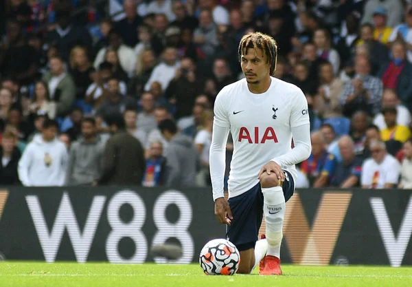 LONDON, ENGLAND - SEPTEMBER 11, 2021: Dele Alli (Tottenham 'lı Bamidele Jermaine Alli), Crystal Palace FC ile Tottenham Hotspur FC arasında oynanan 2021 / 22 Premier League karşılaşması öncesinde diz çöktü. Telif Hakkı: Cosmin Iftode / P