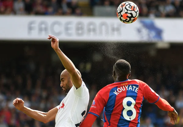 LONDON, ENGLAND - SEPTEMBER 11, 2021: Lucas Rodrigues Moura da Silva Tottenham ve Cheikhou Kouyate of Palace, Crystal Palace FC ile Tottenham Hotspur FC arasında oynanan 2021 / 22 Premier League maçında çekildi. Telif Hakkı
