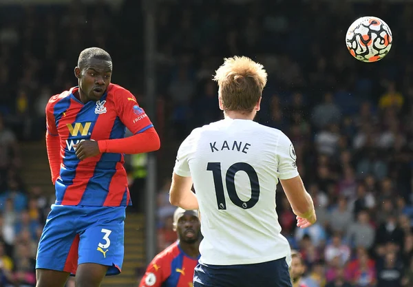 LONDON, ENGLAND - SEPTEMBER 11, 2021: Saray 'dan James McFarlane McArthur Tottenham' dan Lucas Rodrigues Moura da Silva 'nın 2021 / 22 Premier Lig maçında Crystal Palace FC ile Tottenham Hotspur FC arasında oynanan 4..