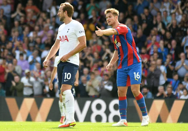 LONDON, ENGLAND - 11 Eylül 2021: Saray 'dan Joachim Christian Andersen ve Tottenham' dan Harry Edward Kane, Crystal Palace FC ile Selhurst Park 'taki Tottenham Hotspur FC arasında oynanan 2021 / 22 Premier League maçında çekildiler.. 