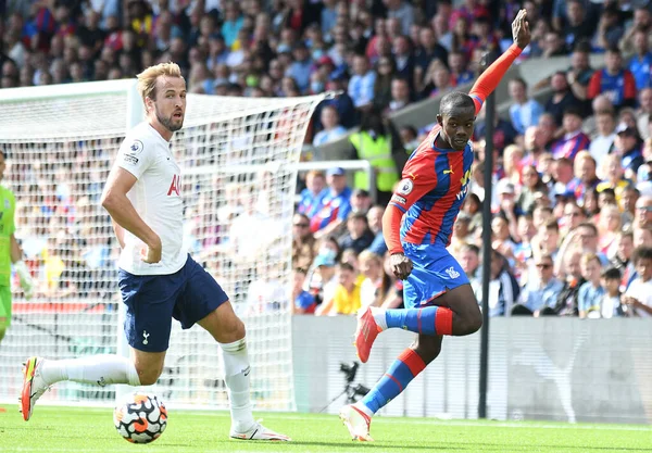 LONDON, ENGLAND - 11 Eylül 2021: Tottenham 'dan Harry Edward Kane ve Saray' dan Tyrick Kwon Mitchell, Crystal Palace FC ve Tottenham Hotspur arasında oynanan 2021 / 22 Premier League maçında çekildi.. 