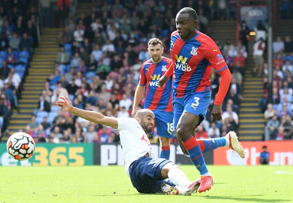 LONDON, ENGLAND - SEPTEMBER 11, 2021: a3, ve Lucas Rodrigues Moura da Silva Tottenham 'dan 2021 / 22 Premier Lig maçında Selhurst Park' ta Crystal Palace FC ve Tottenham Hotspur FC arasında oynanan 4.. 