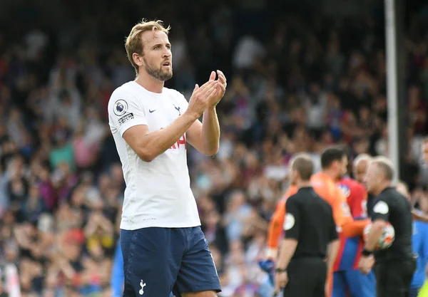 LONDON, ENGLAND - 11 Eylül 2021: Tottenham 'dan Harry Edward Kane, Crystal Palace FC ve Tottenham Hotspur FC arasında oynanan 2021 / 22 Premier League maçından sonra çekildi.. 