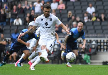 MILTON KEYNES, ENGLAND - 25 Eylül 2021: Dons takımından Troy Daniel Parrott, MK Dons FC ve Wycombe Wanderers FC arasında oynanan 2021 / 22 SkyBet EFL League 1 maçında penaltı noktasından gol attı. Telif Hakkı: Cosmin Iftode / Picsta