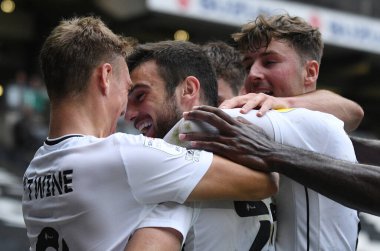 MILTON KEYNES, ENGLAND - 25 EPTEMBER 2021: Dons 'dan Troy Daniel Parrott, MK Dons FC ve Wycombe Wanderers FC arasında oynanan 2021 / 22 SkyBet EFL League 1 maçının açılış maçında gol atmasını kutluyor. Telif Hakkı: Cosmin Ifto
