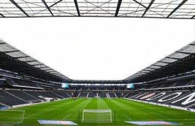 MILTON KEYNES, ENGLAND - 25 Eylül 2021: Stadyum MK 'da MK Dons FC ve Wycombe Wanderers FC arasında oynanan 2021 / 22 SkyBet EFL League One maçı öncesinde görülen mekanın genel görünümü. Telif Hakkı: Cosmin Iftode / Picstaf