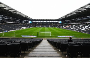 MILTON KEYNES, ENGLAND - 25 Eylül 2021: Stadyum MK 'da MK Dons FC ve Wycombe Wanderers FC arasında oynanan 2021 / 22 SkyBet EFL League One maçı öncesinde görülen mekanın genel görünümü. Telif Hakkı: Cosmin Iftode / Picstaf