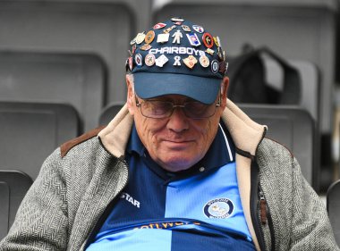 MILTON KEYNES, ENGLAND - 25 EPTEMBER 2021: Stadyum MK 'da MK Dons FC ve Wycombe Wanderers FC arasında oynanan 2021 / 22 SkyBet EFL League 1 maçı öncesinde şapkasında raptiyeler bulunan bir Wycombe taraftarı. Telif Hakkı: Cosmin Iftode / Picstaff