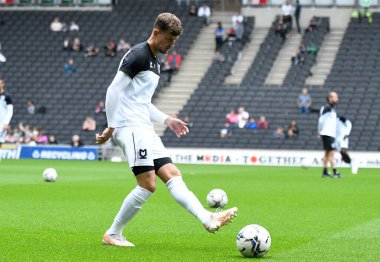 MILTON KEYNES, ENGLAND - 25 EPTEMBER 2021: Ethan Robsons of Dons, MK Dons FC ve Wycombe Wanderers FC arasında oynanan 2021 / 22 SkyBet EFL League One maçı öncesinde çekilmiştir. Telif Hakkı: Cosmin Iftode / Picstaff