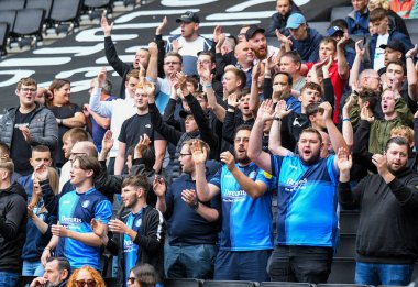 MILTON KEYNES, ENGLAND - 25 EPTEMBER 2021: Wycombe taraftarları MK Dons FC ve Wycombe Wanderers MK Stadyumu 'nda oynanan 2021 / 22 SkyBet EFL League One maçında fotoğraflandı. Telif Hakkı: Cosmin Iftode / Picstaff