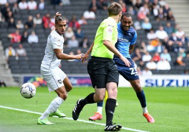 MILTON KEYNES, ENGLAND - SEPTEMBER 25, 2021: Dons 'dan Tennai Rosharne Watson (L) ve Wycombe' den Jordan John Obita (R), MK Dons FC ve Wycombe Wanderers FC arasında oynanan 2021 / 22 SkyBet EFL League 1 maçında çekildiler. Kopyala