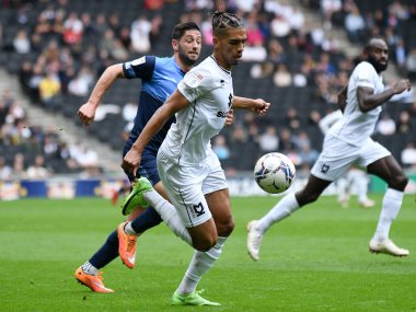 MILTON KEYNES, ENGLAND - SEPTEMBER 25, 2021: Dons takımından Tennai Rosharne Watson, MK Dons FC ve Wycombe Wanderers FC arasında oynanan 2021 / 22 SkyBet EFL League One maçında çekilmiştir. Telif Hakkı: Cosmin Iftode / Picstaff