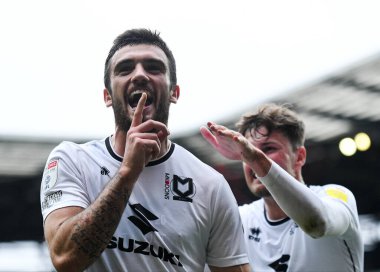 MILTON KEYNES, ENGLAND - 25 EPTEMBER 2021: Dons 'dan Troy Daniel Parrott, MK Dons FC ve Wycombe Wanderers FC arasında oynanan 2021 / 22 SkyBet EFL League 1 maçında attığı tek golü kutluyor. Telif Hakkı: Cosmin Ift