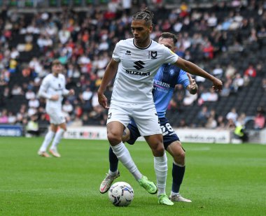 MILTON KEYNES, ENGLAND - SEPTEMBER 25, 2021: Dons takımından Tennai Rosharne Watson, MK Dons FC ve Wycombe Wanderers FC arasında oynanan 2021 / 22 SkyBet EFL League One maçında çekilmiştir. Telif Hakkı: Cosmin Iftode / Picstaff