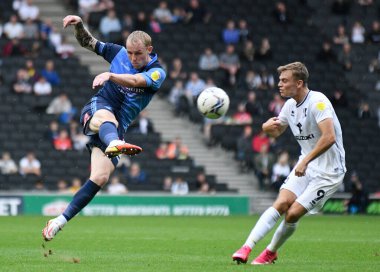 MILTON KEYNES, ENGLAND - 25 EPTEMBER 2021: Wycombe (L) takımından Jack Richard Grimmer ve Dons 'dan Scott Edward Twine (R), MK Dons FC ve Wycombe Wanderers MK stadı MC' de oynanan 2021 / 22 SkyBet EFL League One maçında çekildi. Telif Hakkı
