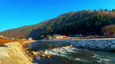 Romanya 'nın kuzeyindeki bir dağ kasabası olan Sangeorz-Bai' den akan Somes Nehri 'nin 4K elde taşınan videosu. Klipte orman yamaçları ve sonbahar renklerinde ağaçlarla çevrili temiz su akıntısı görülüyor..